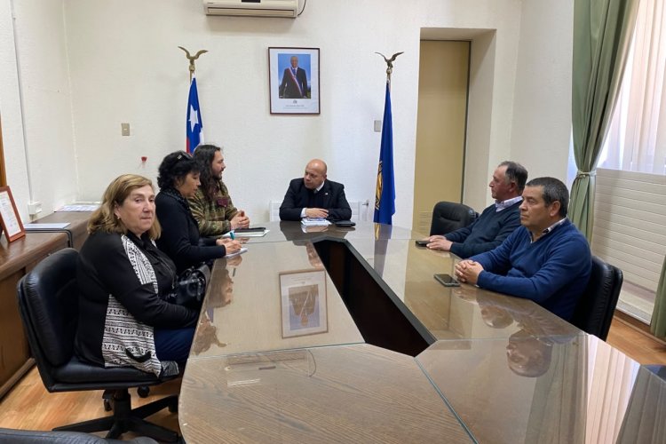 La Mesa No al Relleno Sanitario y las juntas de vecinos de Gúmera, La Faja y Rosa Olea se reúnen junto al delegado provincial de Linares para exponer la defensa del territorio ante el proyecto de relleno sanitario Piedra Larga