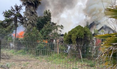 Tres adultos mayores y un menor de edad quedan damnificados tras voraz incendio en sector rural de Vara Gruesa