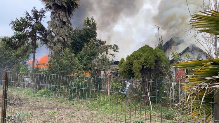 Tres adultos mayores y un menor de edad quedan damnificados tras voraz incendio en sector rural de Vara Gruesa