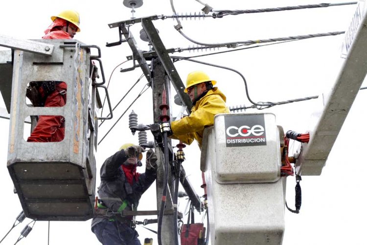 Autoridades acuerdan acciones ante cortes de energía eléctrica en la región tras oleada de reclamos en Linares y el Maule