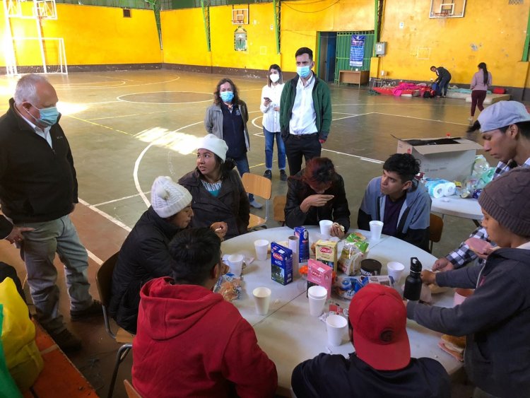 Bolivianos son abandonados en el terminal de buses de Longaví tras engañosa oferta laboral