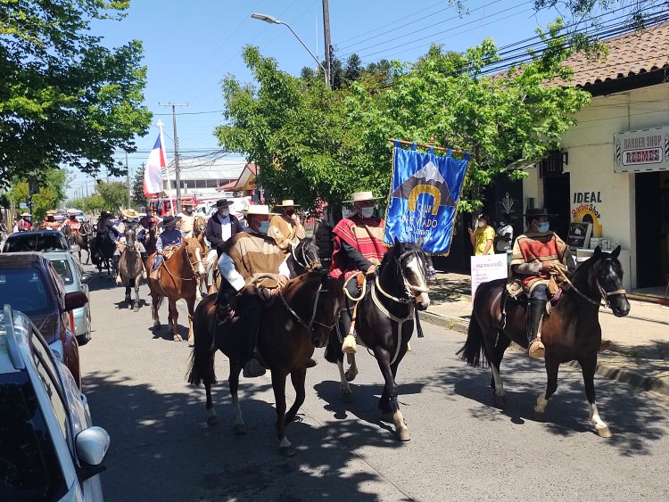 Masiva marcha en defensa del rodeo, las carreras de galgos y peleas de gallo en Longaví