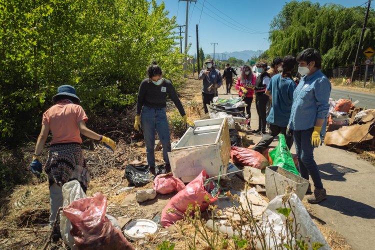 Retiran 700 kilos de residuos desde los alrededores del humedal urbano “Ayüwün” de Linares