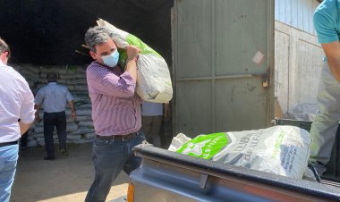 Más de 100 toneladas de cubos de alfalfa entregó el Gobierno a agricultores de Linares y Retiro afectados por la escasez hídrica