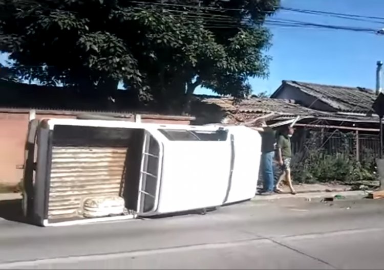 Delincuentes roban camioneta, chocan contra un domicilio y se dan a la fuga en Linares