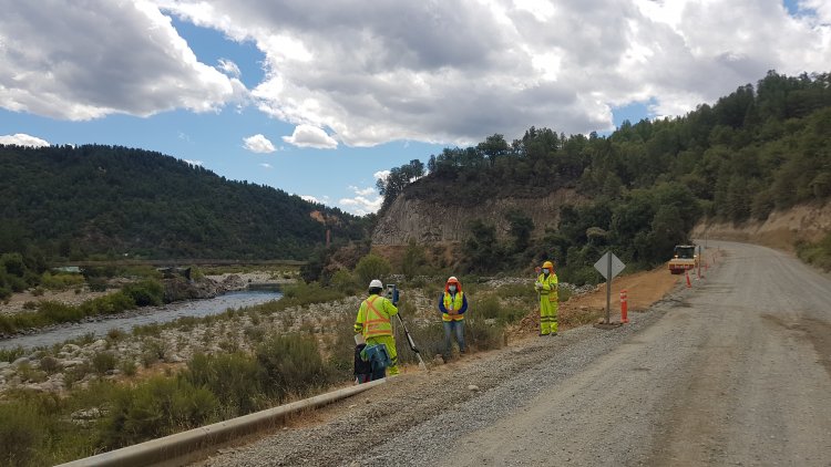 Un 28 por ciento de avance tiene pavimentación de la ruta Achibueno en el tramo Peñasco-Pejerrey al interior del Santuario Achibueno