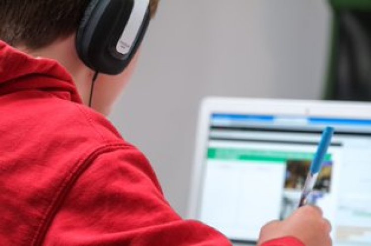 Estudiantes regresan a clases con mejores competencias digitales