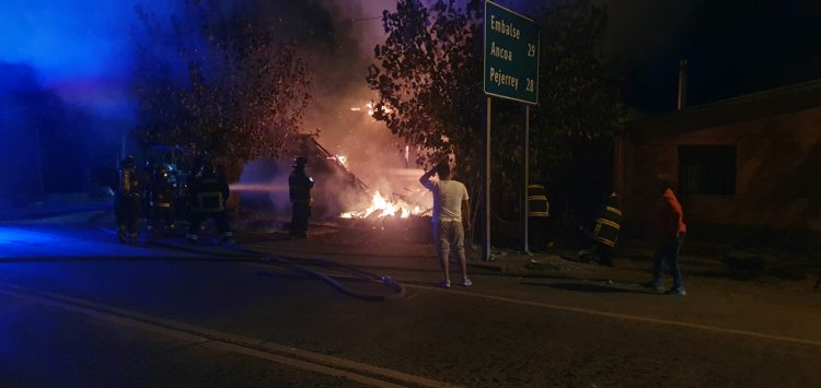 Linares: adulto mayor de 85 años fallece calcinado tras incendio de su vivienda camino a San Antonio