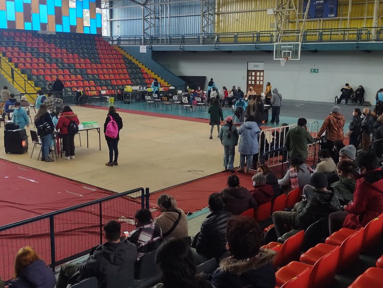 Linarenses se vuelcan al Gimnasio Municipal para vacunarse contra el Covid-19