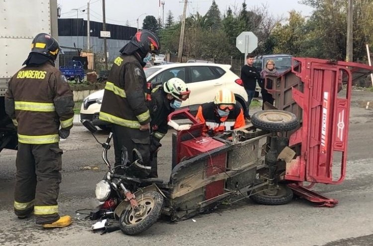 Trasladan al Hospital Regional de Talca a adulto mayor que conducía triciclo eléctrico y que protagonizó violenta colisión en Linares