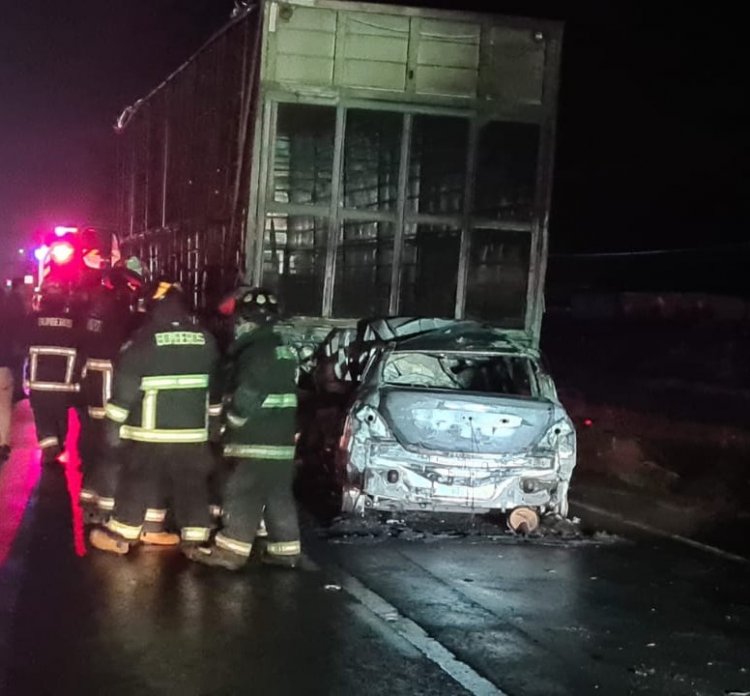 Linares: conductor muere calcinado tras violenta colisión por alcance entre vehículo menor y camión en la Ruta Cinco sur
