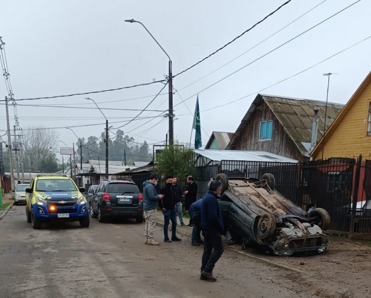 Persecusión de la PDI termina con un automóvil volcado y un menor detenido al interior del sector Nuevo Amanecer