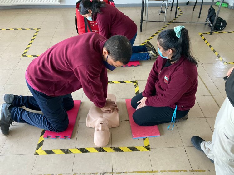 Colegio Alborada adquiere desfibrilador y capacita a sus docentes en primeros auxilios