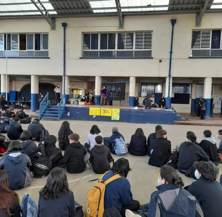 Estudiantes del liceo Valentín Letelier se manifiestan en contra de la Jornada Escolar Completa