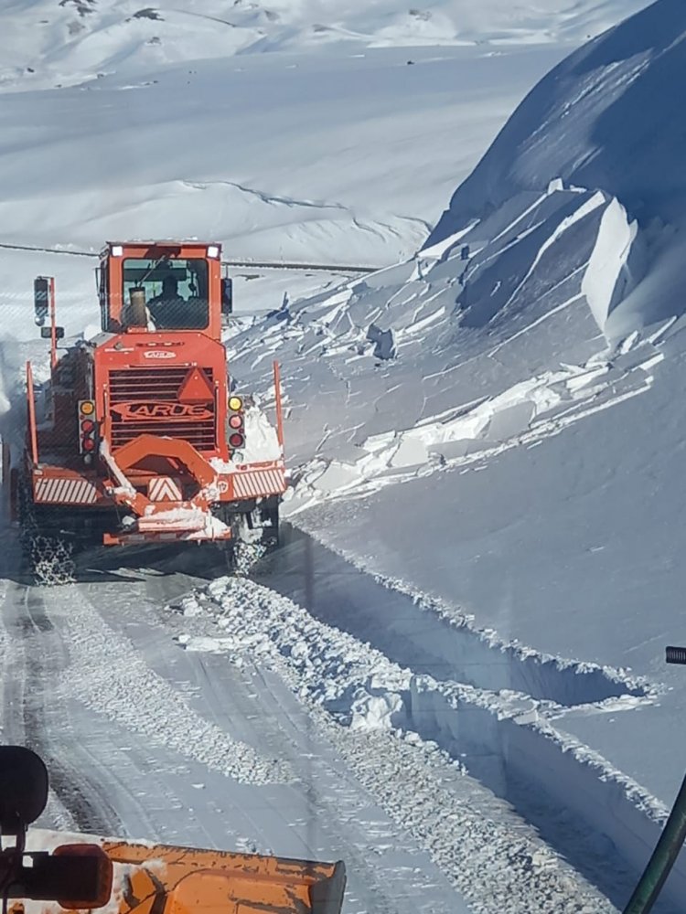 Vialidad del MOP comenzó despeje de nieve en sector Laguna del Maule