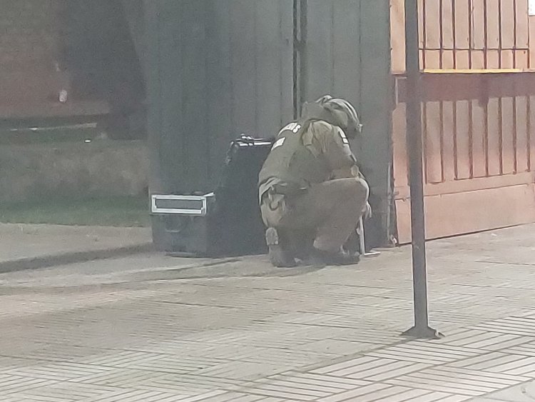 Termo con agua, cables y audífonos abandonados movilizaron al GOPE Maule anoche en el centro de Linares