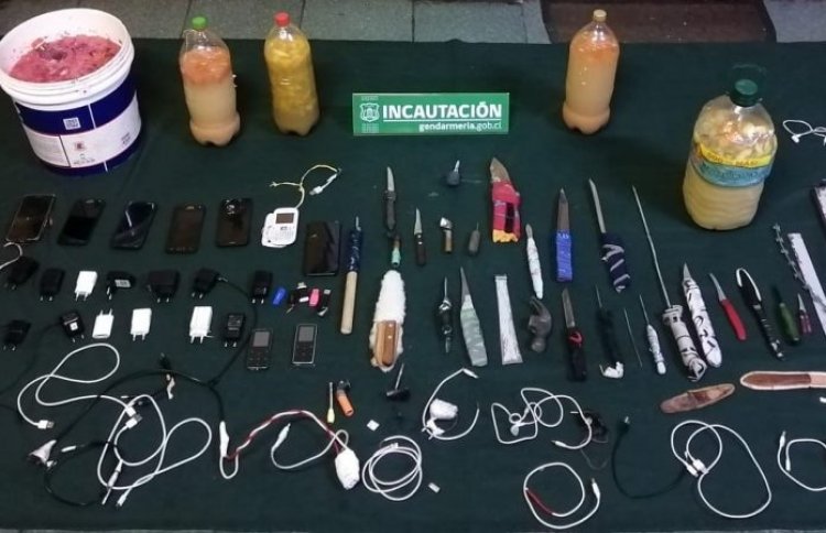 Allanamiento relámpago en la cárcel de Linares terminó con la incautación de celulares, licor artesanal y armas blancas