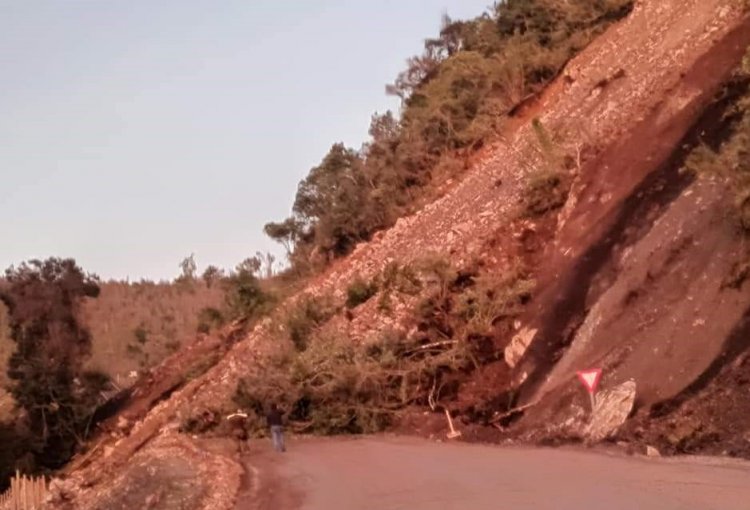 Seremi del MOP llamó a la precaución por deslizamiento de tierra en ruta Achibueno