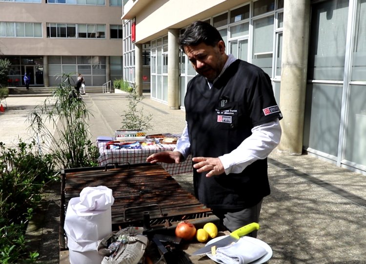 Adiós al mito de la cuchara de palo y a los trucos caseros para limpiar la parrilla: estos podrían provocar efectos adversos en la salud de las personas