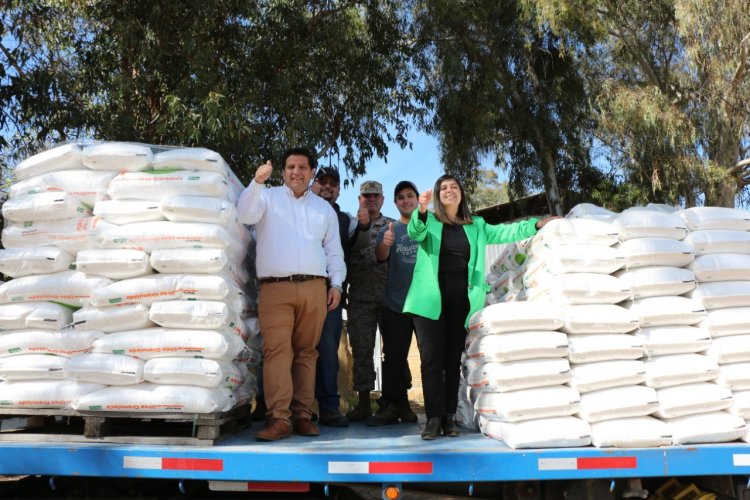 Reciben cargamento de fertilizantes para pequeños agricultores del Maule