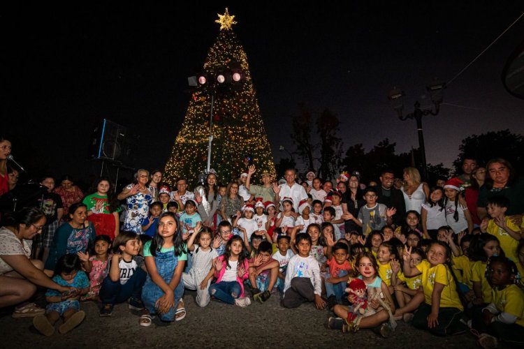 San Javier encendió árbol de Navidad acompañado de villancicos de la Orquesta del Teatro Municipal