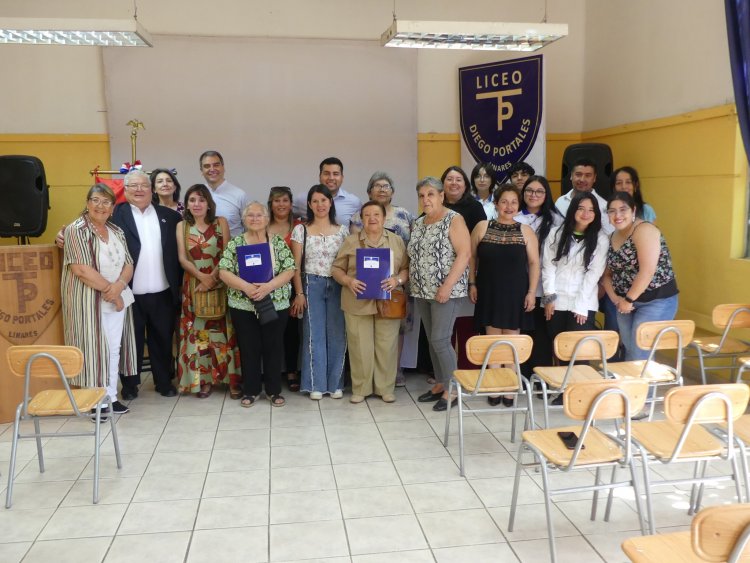 Estudiantes de dibujo técnico del liceo Diego Portales de Linares regularizan viviendas a vecinos de la Villa Frei