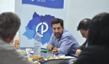 Gremio docente y autoridades comprometen acciones conjuntas para enfrentar el traspaso de la educación pública