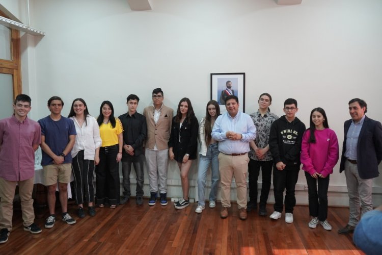 Reconocen a jóvenes que obtuvieron Distinción a la Trayectoria Educativa