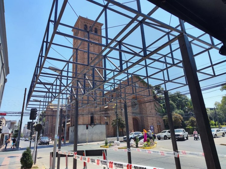 Panadería y Pastelería La Toscana aseguró que tenía los permisos para levantar estructura frente a su local en calle Independencia