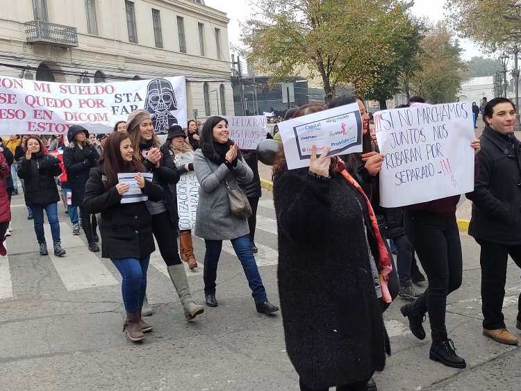 Crisis de la educación municipal en Linares: profesores y asistentes protestan exigiendo el pago de las deudas previsionales, comerciales y de seguros