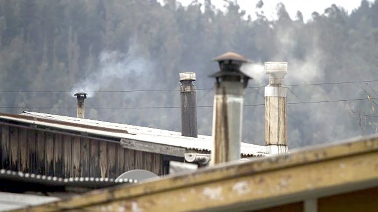 Seremi del Medio Ambiente refuerza llamado a no emitir humos visibles desde las viviendas