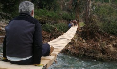 Brigada vecinal construye pasarela sobre el estero Los Hualles al interior del Santuario Achibueno de Linares