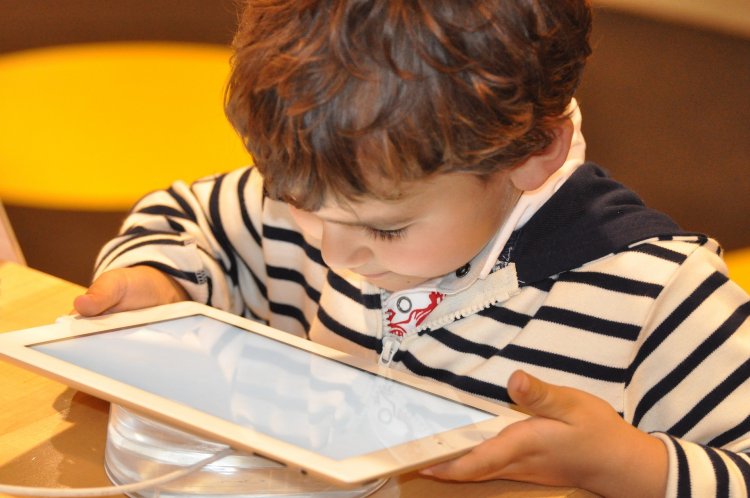 Recomiendan limitar exposición de niños y jóvenes a los dispositivos electrónicos