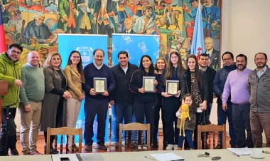 Concejo Municipal de Linares premia a las estudiantes Julieta Beroiza y Francisca Cuéllar
