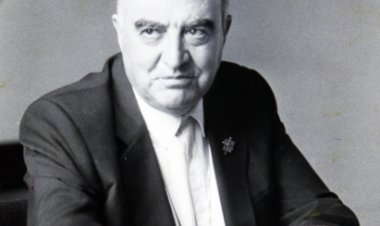 Municipio autorizó instalación de estatua de monseñor Carlos Camus Larenas en la Plaza de Armas de Linares