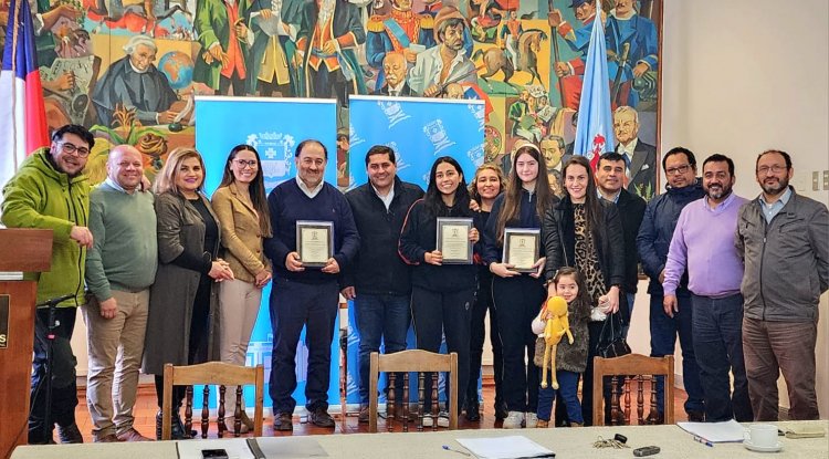 Concejo Municipal de Linares premia a las estudiantes Julieta Beroiza y Francisca Cuéllar