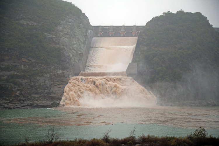 Río atmosférico: anuncian vertimiento preventivo del embalse Colbún