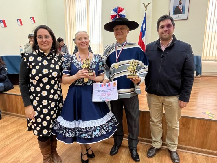 Pareja de Yerbas Buenas obtuvo el primer lugar en campeonato provincial de cueca del adulto mayor 2023