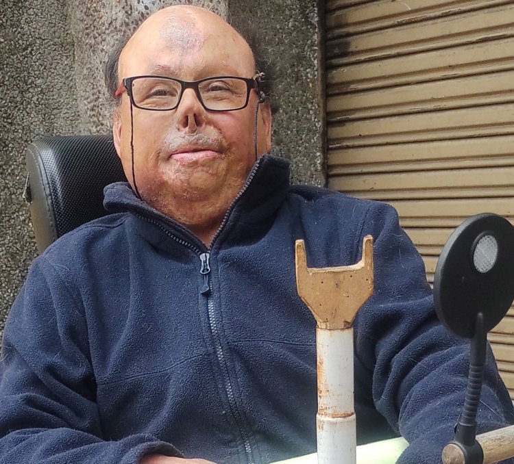 Don Ulises debe trasladarse en su silla de ruedas 14 kilómetros desde San Víctor Álamos a Linares para realizar trámites y diligencias