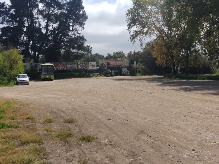 El nauseabundo ingreso al zoológico y centro de rehabilitación “Casa Noé, Mundo Animal” de Linares