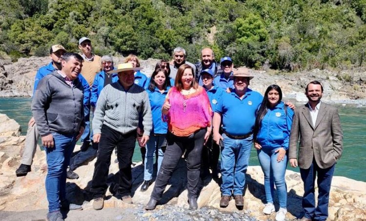 Senadora Vodanovic puso en marcha tres antenas de internet satelital en puntos débiles del Achibueno gestionadas con la empresa Hughesnet