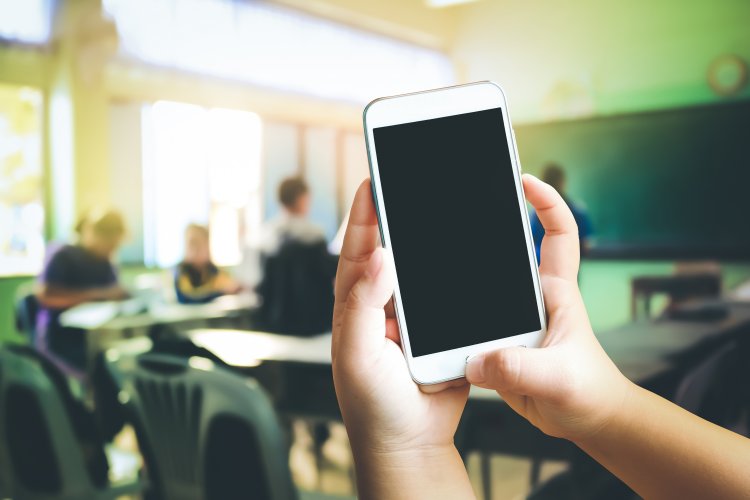 Psicóloga analizó proyecto que busca prohibir el uso de celulares en colegios