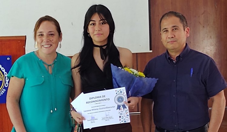 Vanessa Guzmán Bascuñán es la primera alumna de la historia del Colegio Concepción de Linares en obtener un puntaje máximo nacional para acceder a la universidad