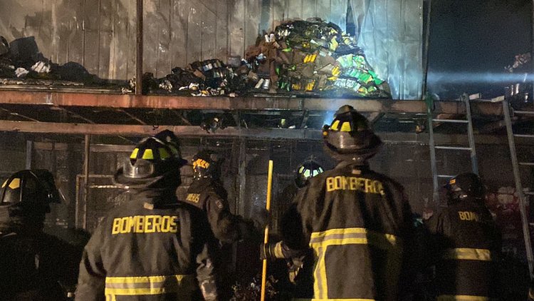 Bomberos no descarta falla eléctrica en incendio que afectó bodega y dos casas en el sector nor-oriente de Linares