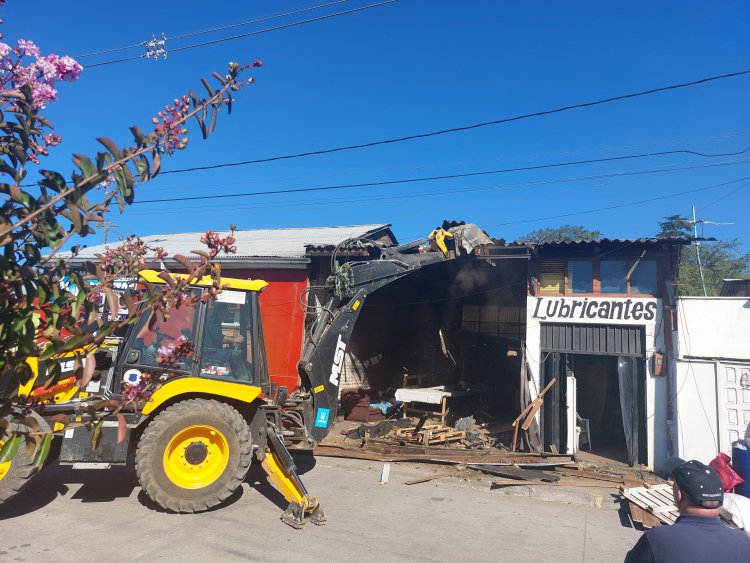 Linares: demolieron inmueble que era foco de delincuencia en las inmediaciones del paso a desnivel de avenida Presidente Ibáñez