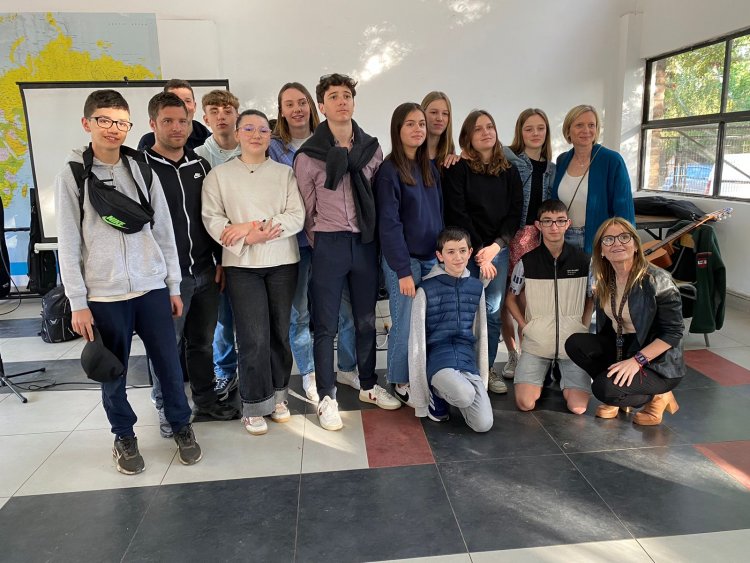 Estudiantes Franceses visitan Colegio Alborada de Linares