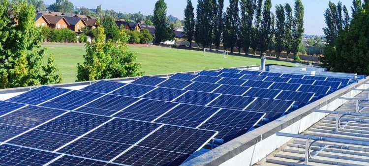 Colegio Alborada inaugura planta fotovoltaica para transitar hacia energías renovables
