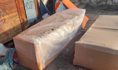 Linares: personas en condición de calle duermen al interior de cajas de refrigerador en las inmediaciones de la Plazoleta de Los Artesanos