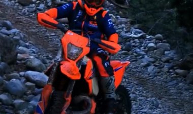 (VIDEO) Motorista agrede a guardián del Achibueno de Linares