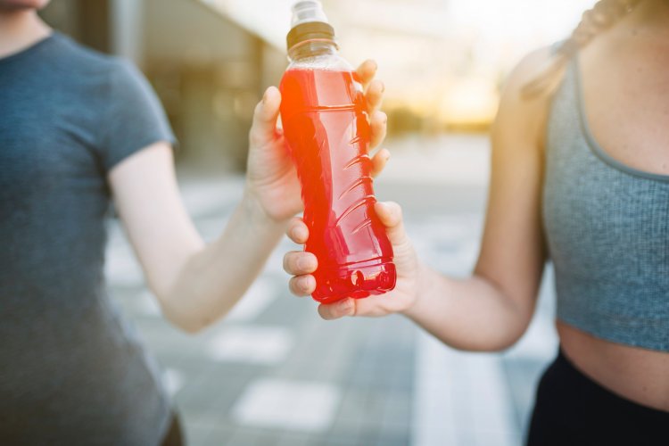 Bebidas energéticas e isotónicas: ¿Cuáles son los riesgos de su consumo excesivo?